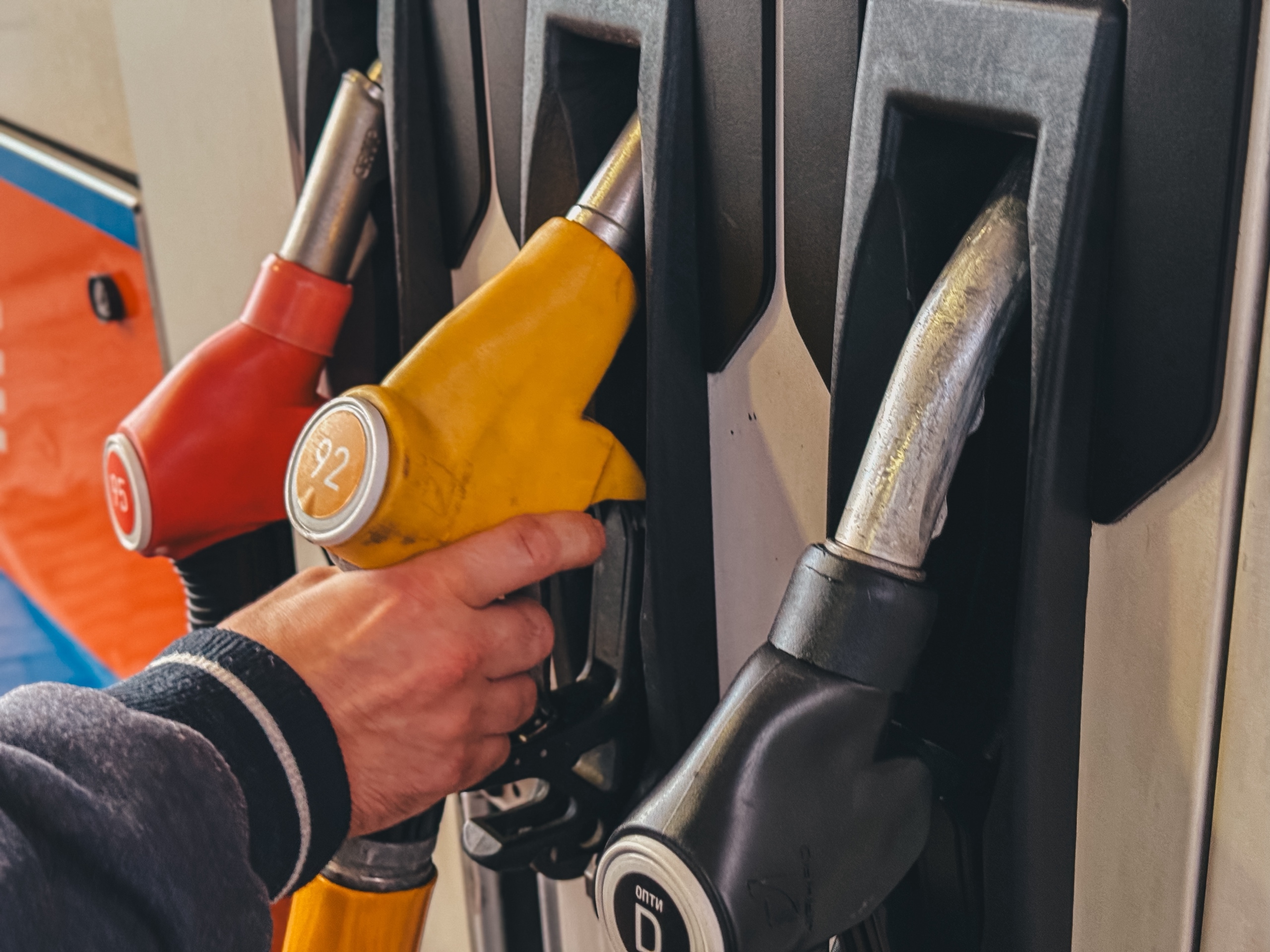 Мужчина заправляет автомобиль