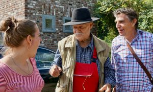 Девушка и двое дядь