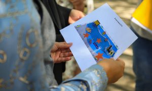 Люди рассматривают проект детской площадки