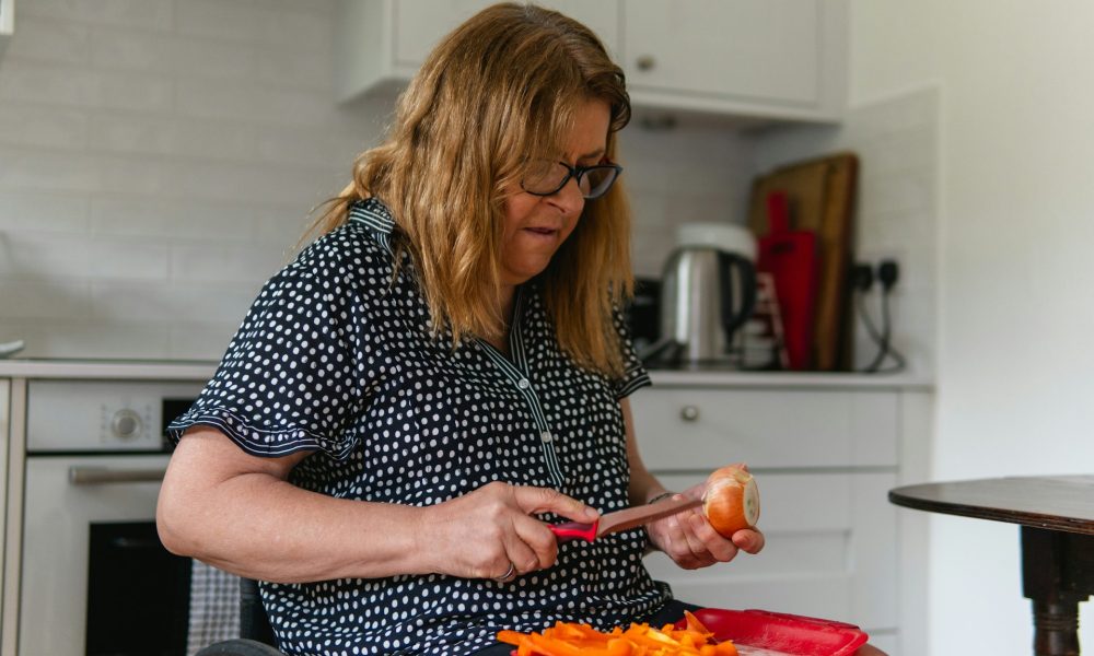 Женщина готовит