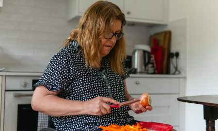 Женщина готовит