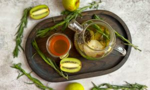 На столе чайник