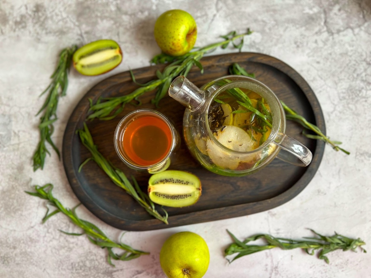 На столе чайник