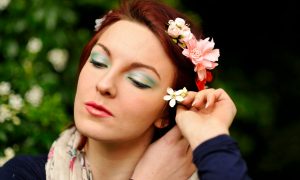 Девушка с цветами