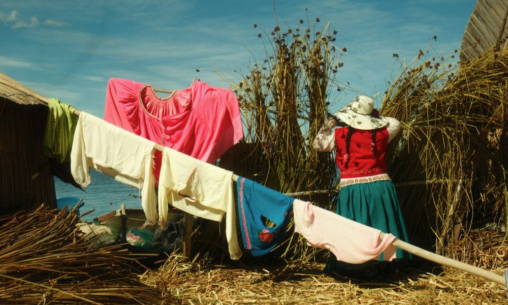 Женщина стирает одежду