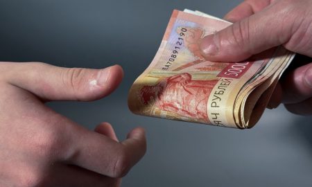 Один человек передает другому деньги