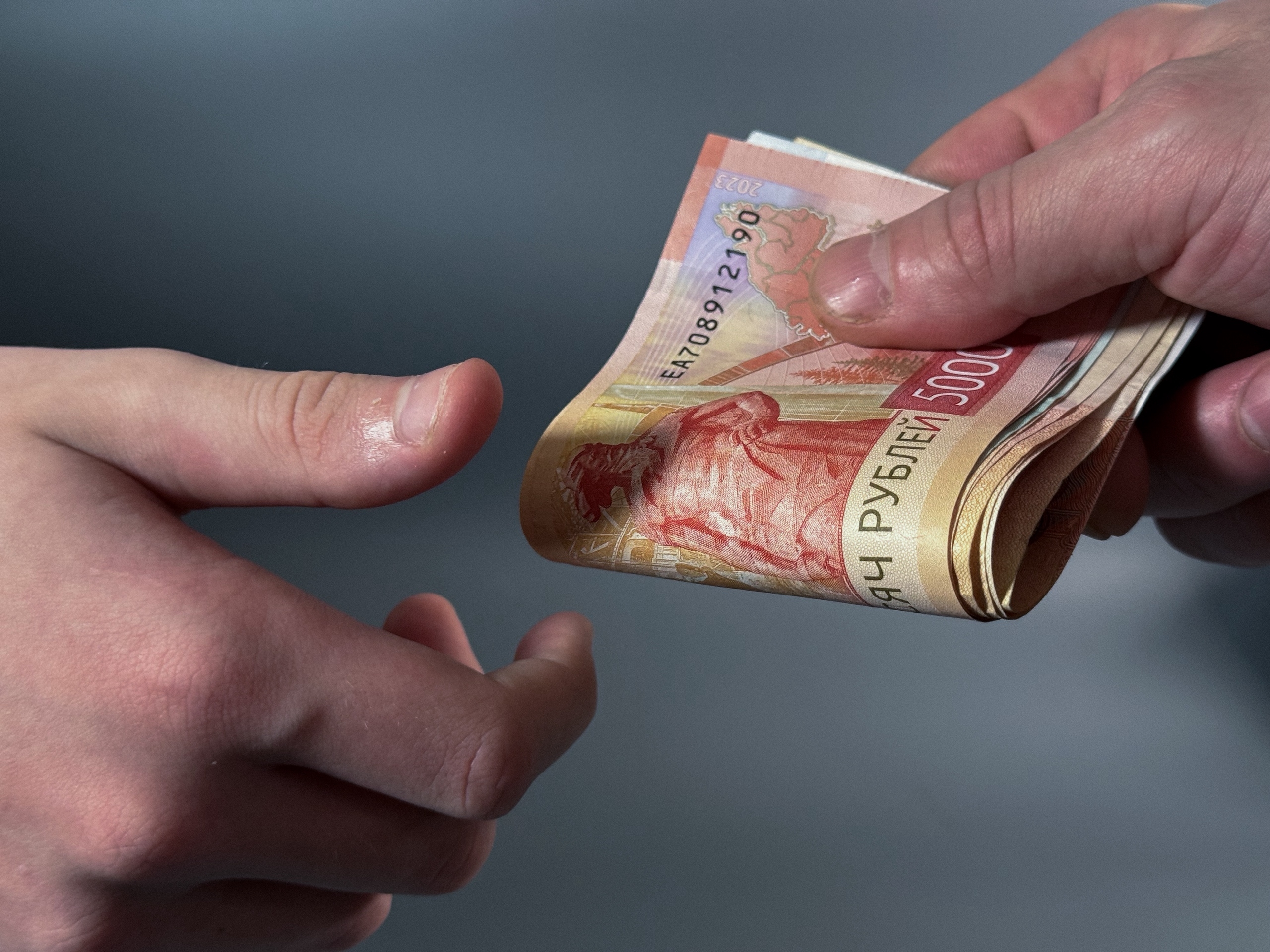 Один человек передает другому деньги