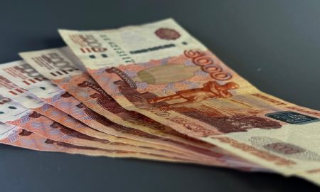 Деньги лежат на столе