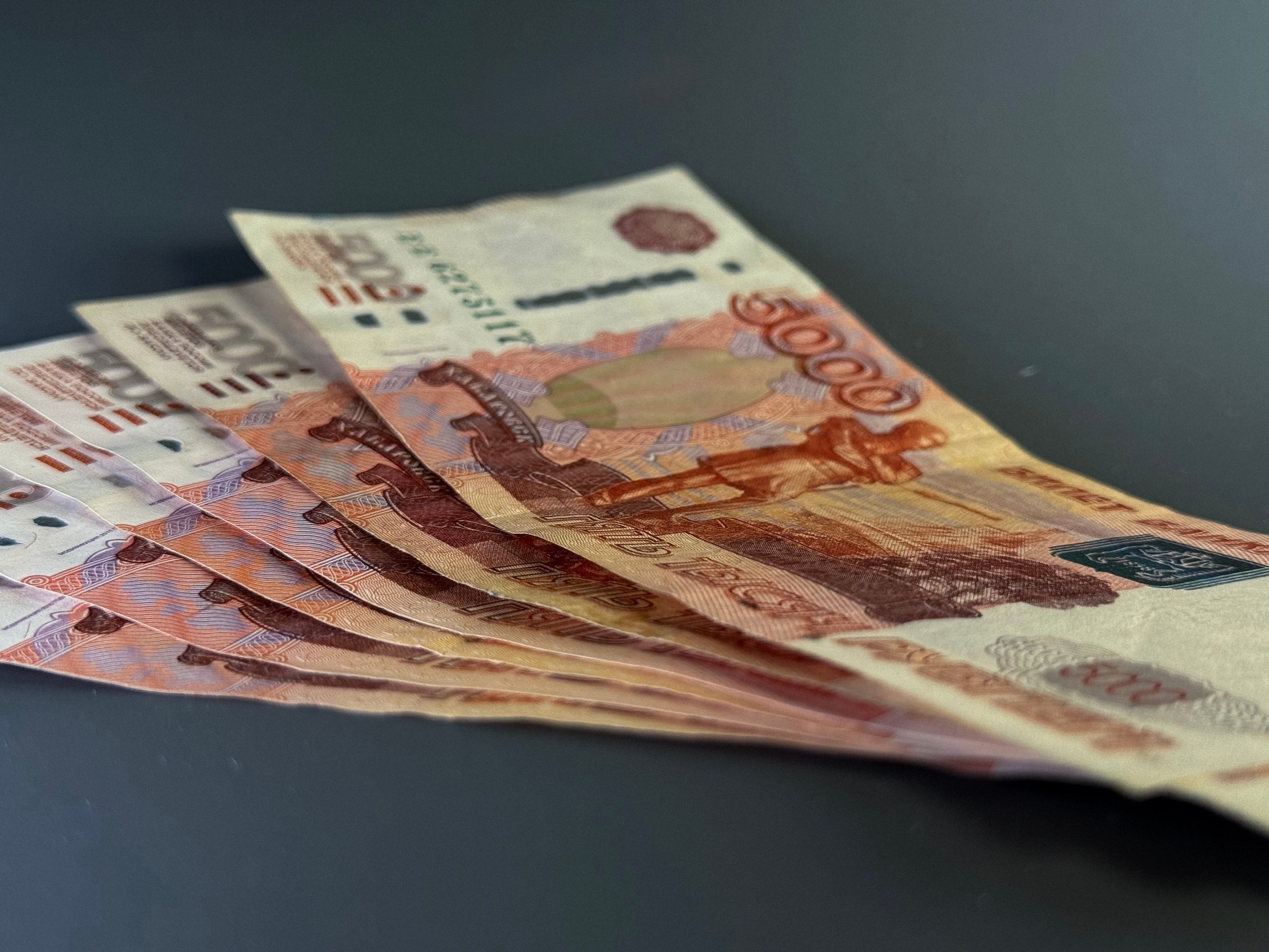 Деньги лежат на столе