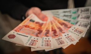 Мужчина держит деньги