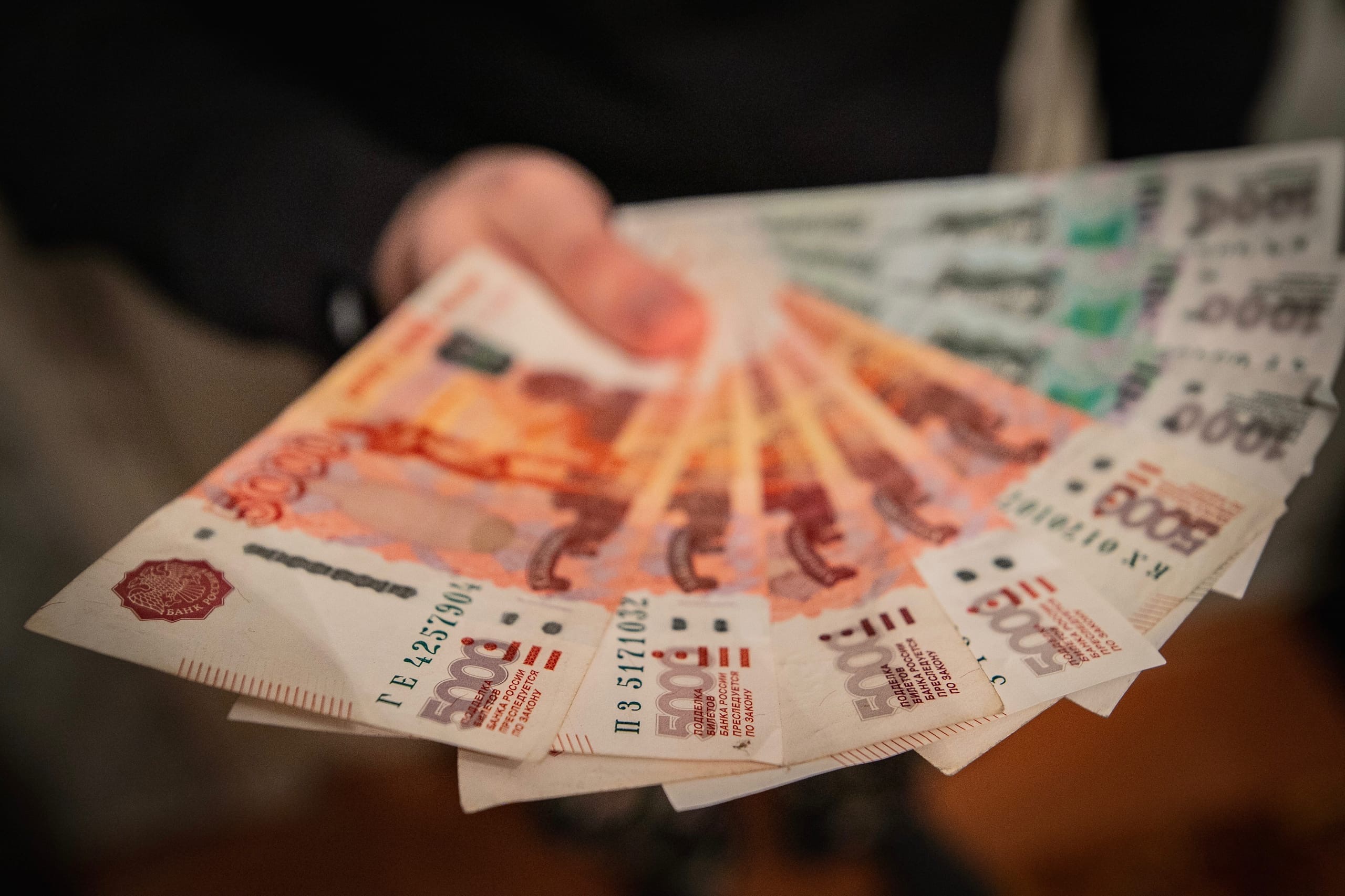 Мужчина держит деньги