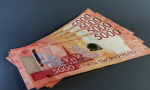 Деньги лежат на столе