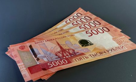 Деньги лежат на столе