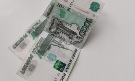 Деньги лежат на столе