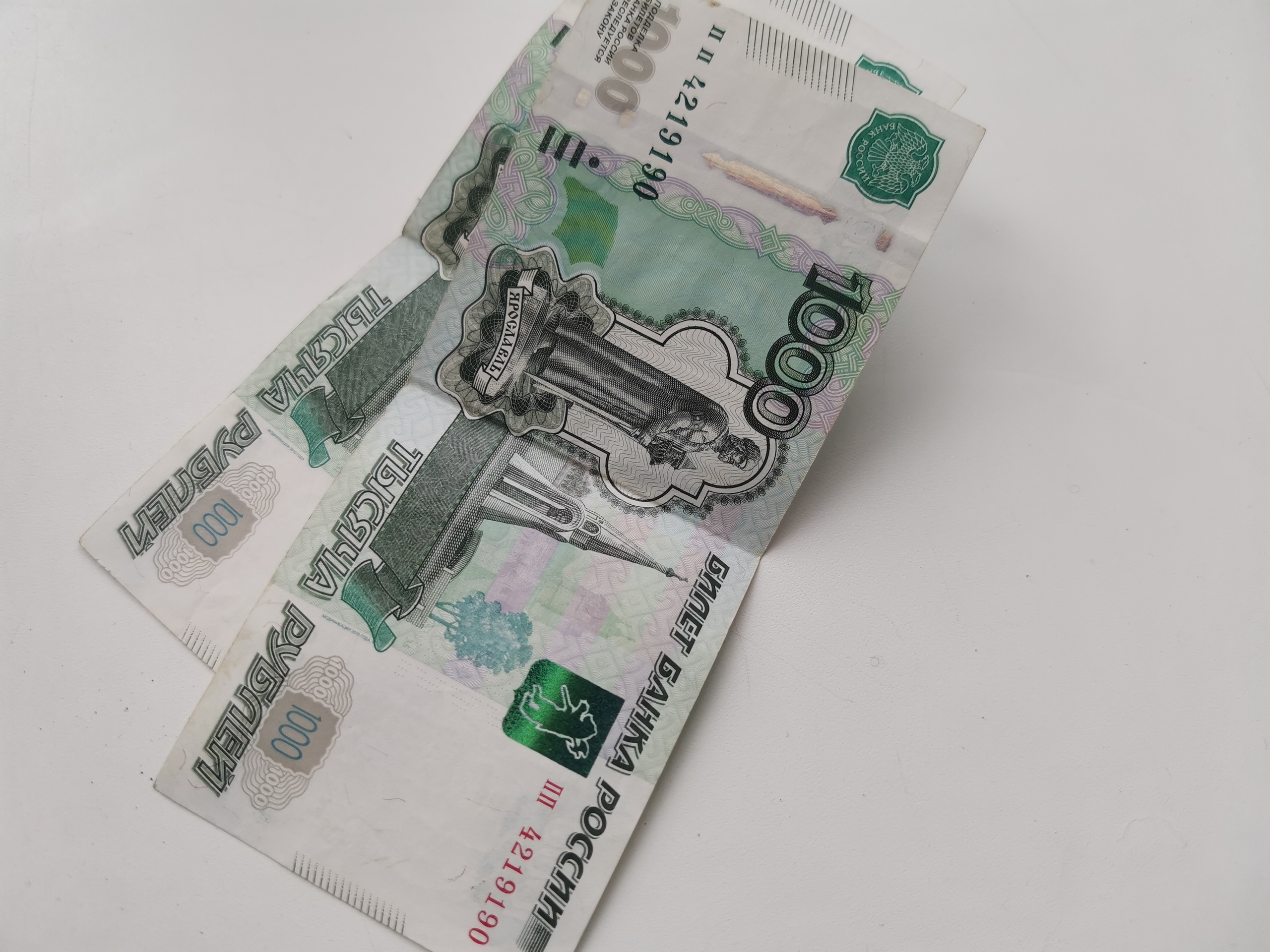 Деньги лежат на столе