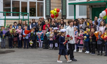 Дети стоят на линейке в школе