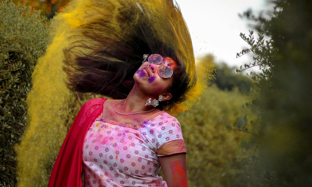 Девушка разноцветная