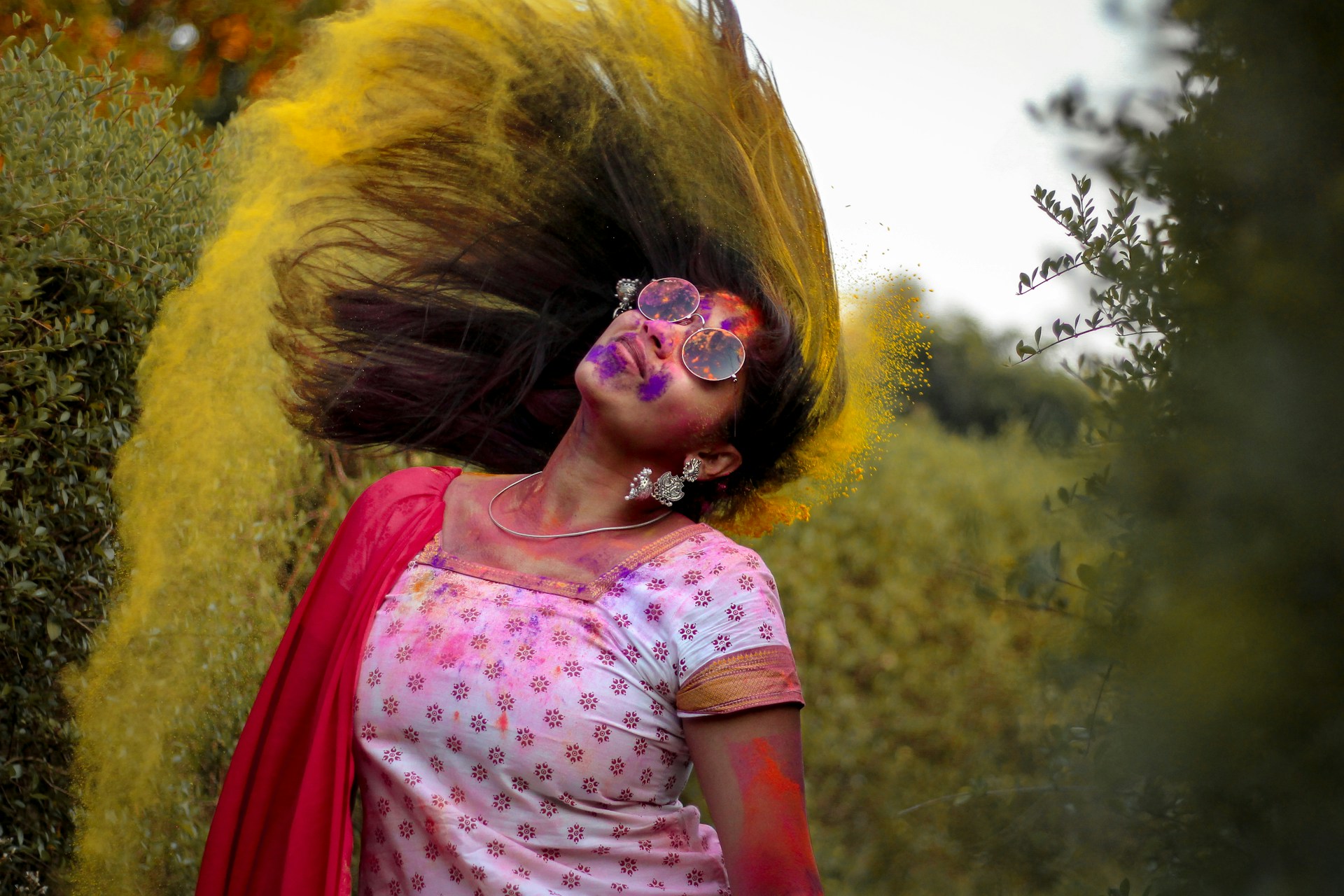 Девушка разноцветная