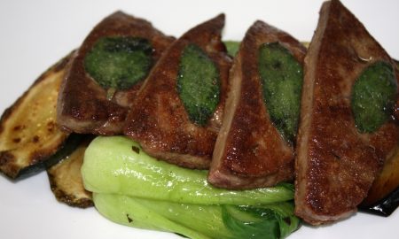 На тарелке лежит печенка