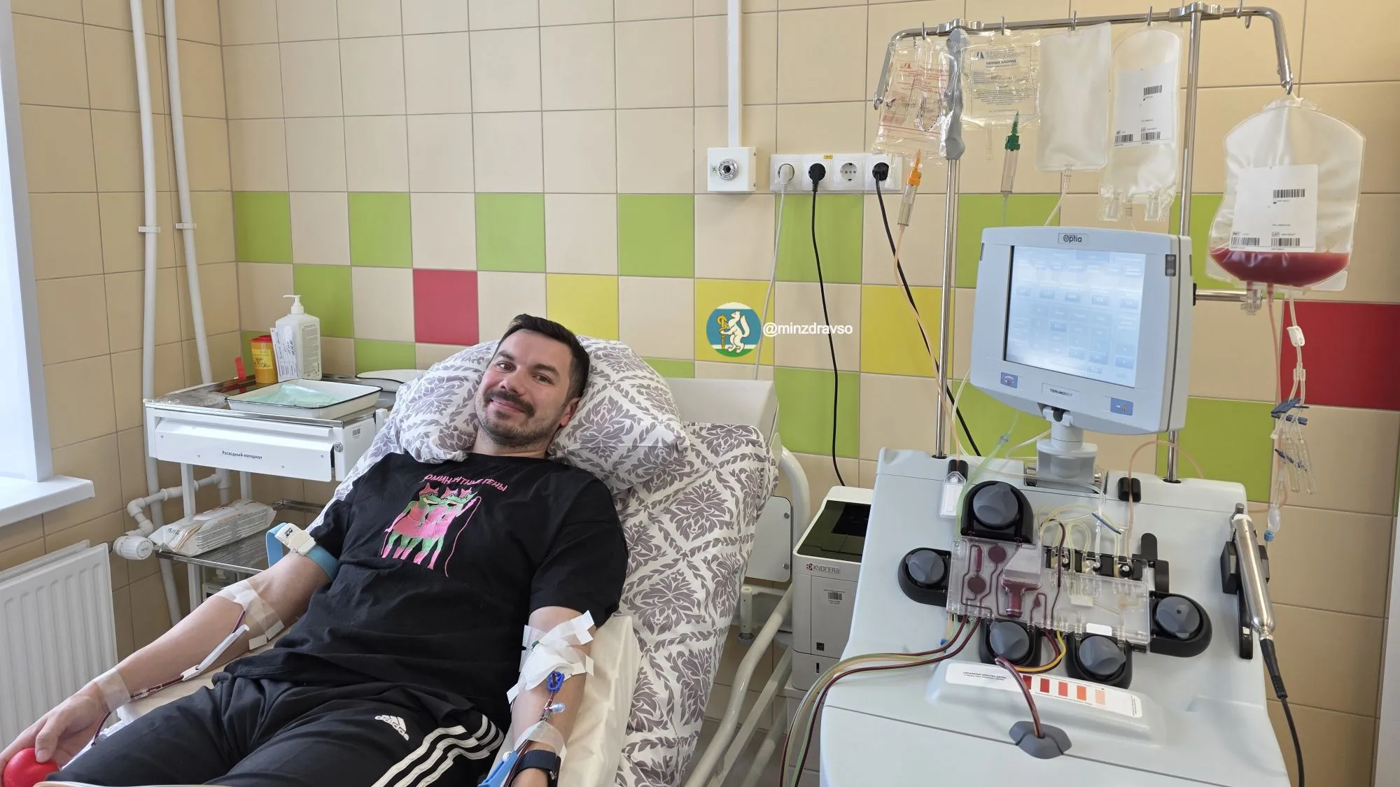 Донор сдает кровь