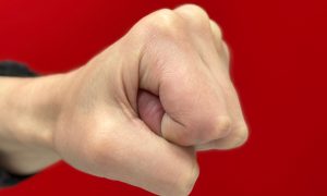 Сжатая в кулак ладонь