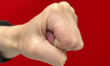 Сжатая в кулак ладонь