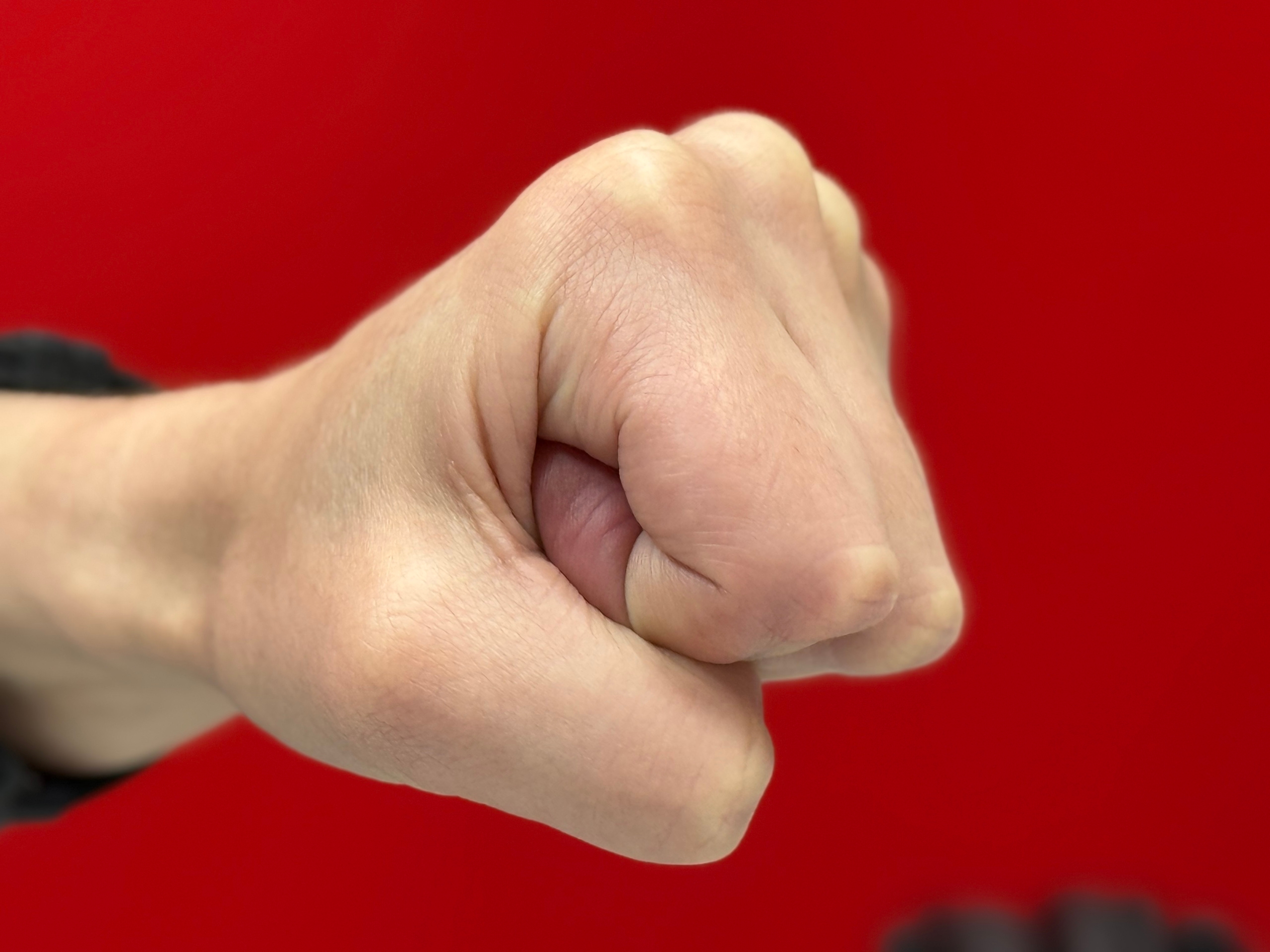Сжатая в кулак ладонь