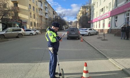 Сотрудник ГАИ на месте аварии