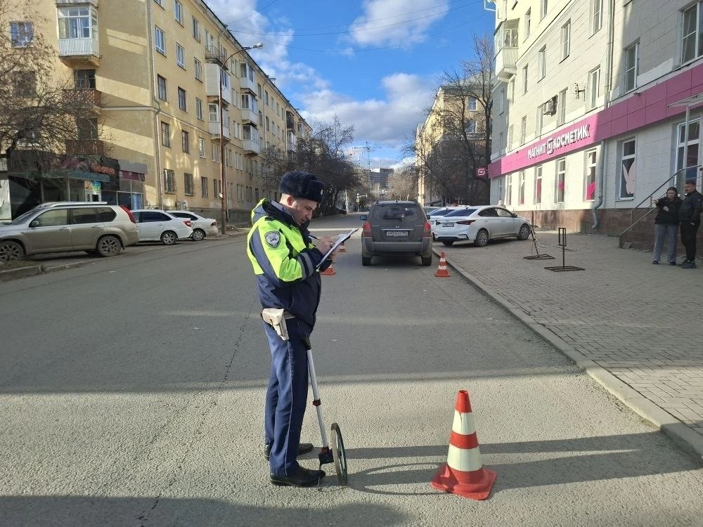 Сотрудник ГАИ на месте аварии