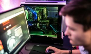 Человек за компьютером