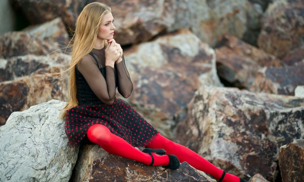 Женщина в красных колготках