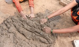 Замешивают цемент