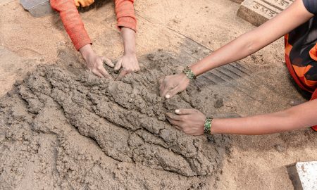 Замешивают цемент