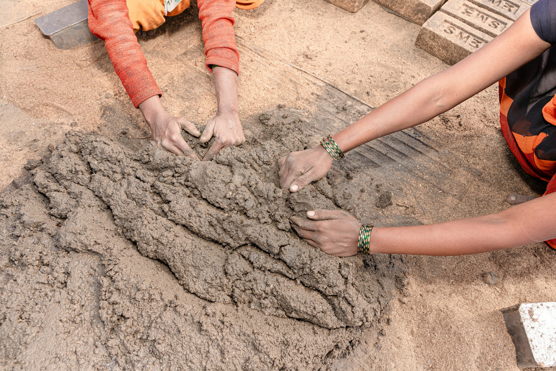 Замешивают цемент