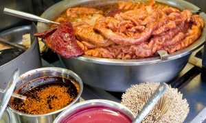 Делает маринад