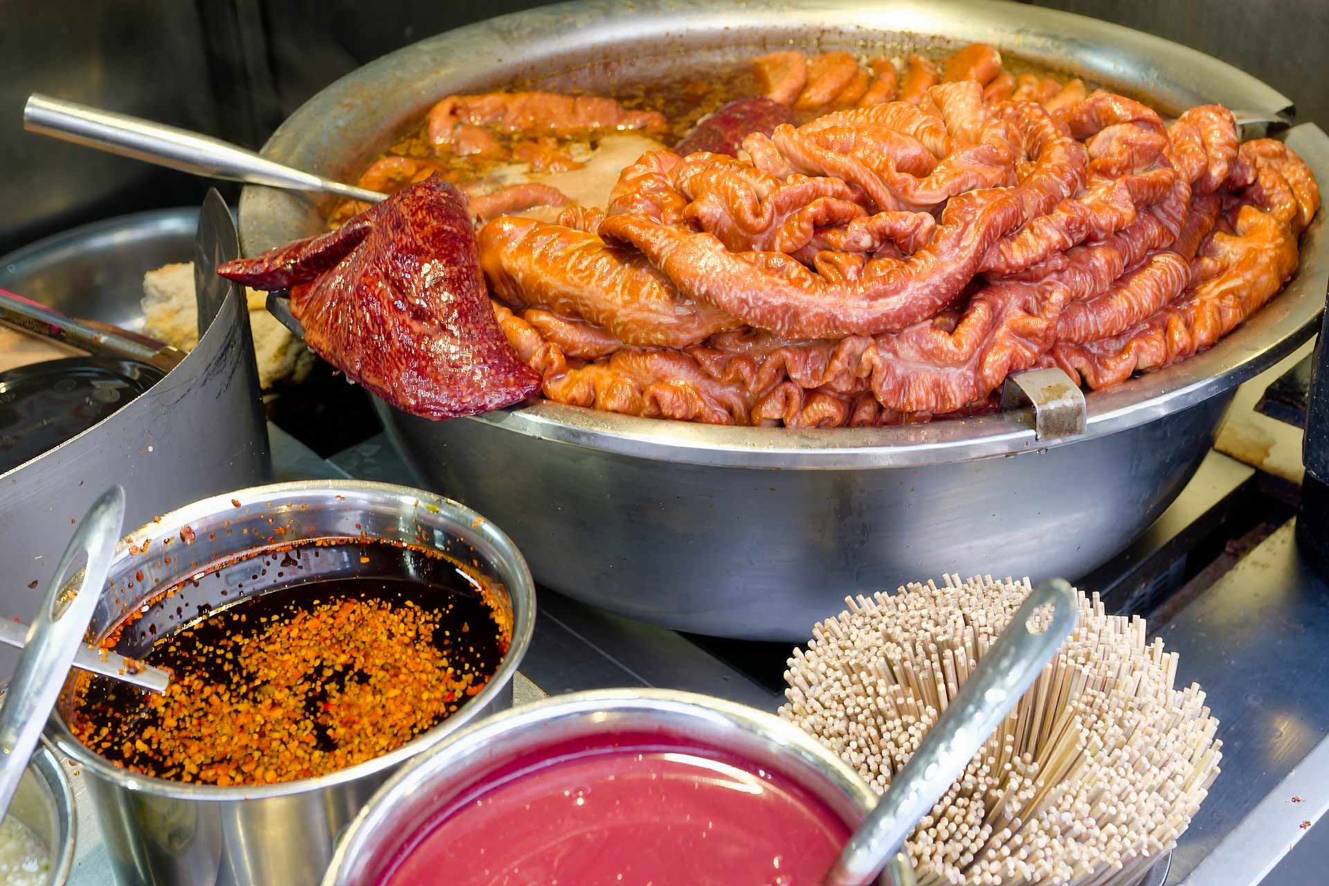 Делает маринад