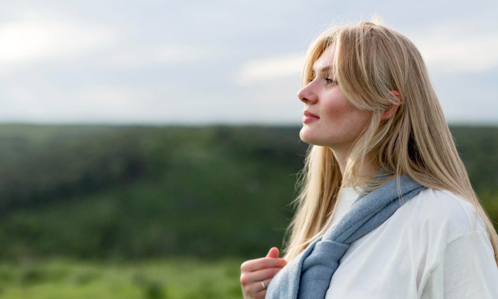 Девушка смотрит вдаль.