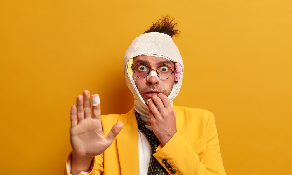 НЕвезучий мужчина, получивший много травм.