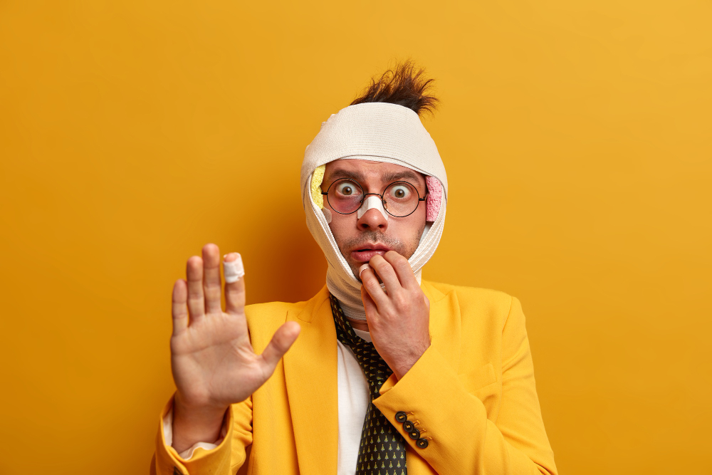 НЕвезучий мужчина, получивший много травм.