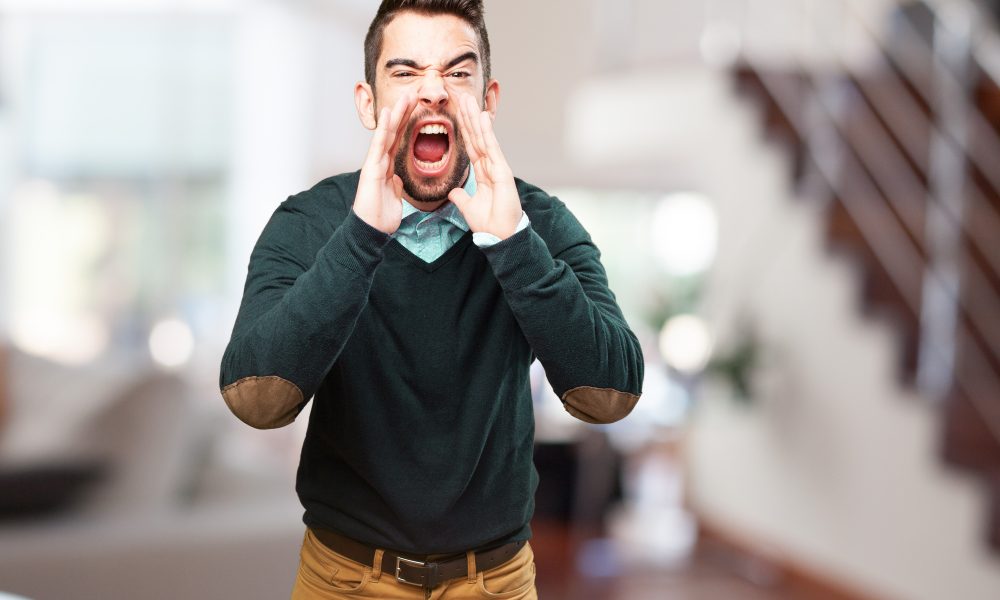 Молодой человек испытывает гнев.