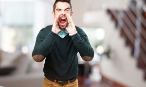 Молодой человек испытывает гнев.