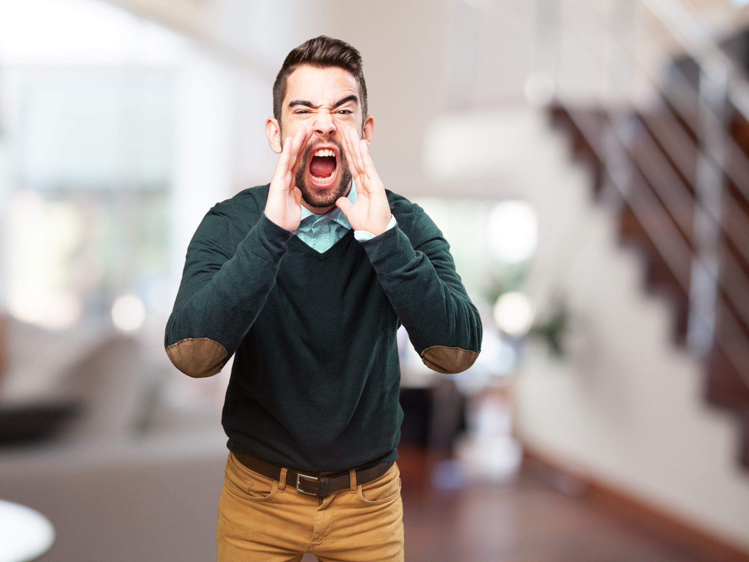 Молодой человек испытывает гнев.