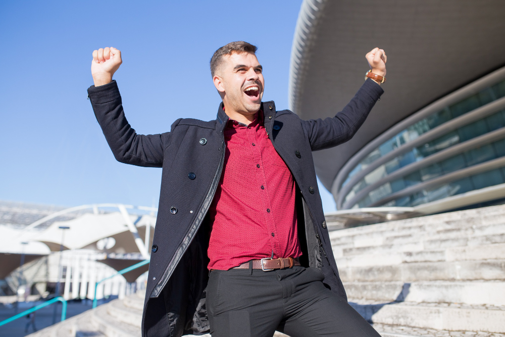 Парень кричит от радости на улице.