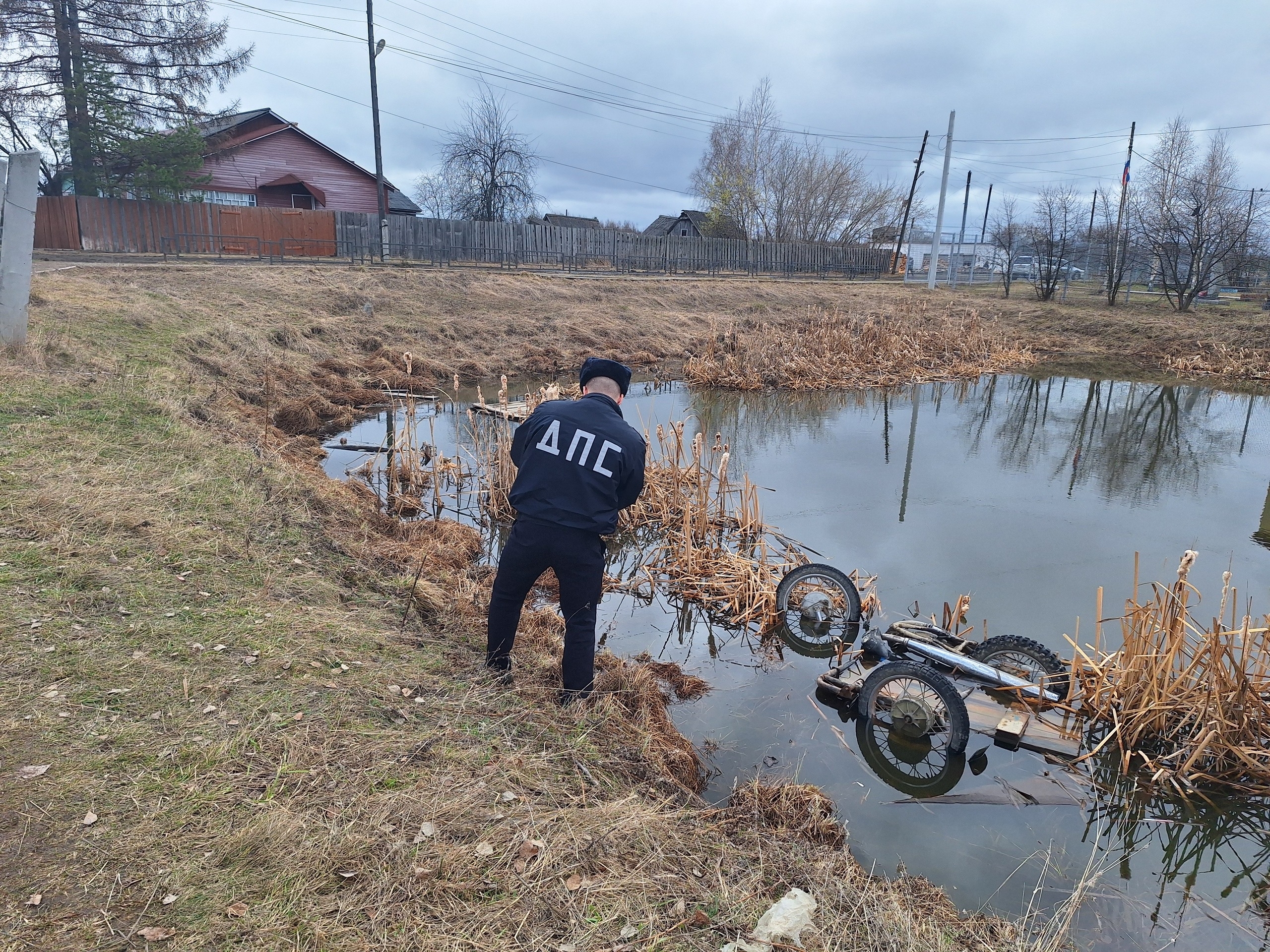 Мотоциклист утонул в резервуаре