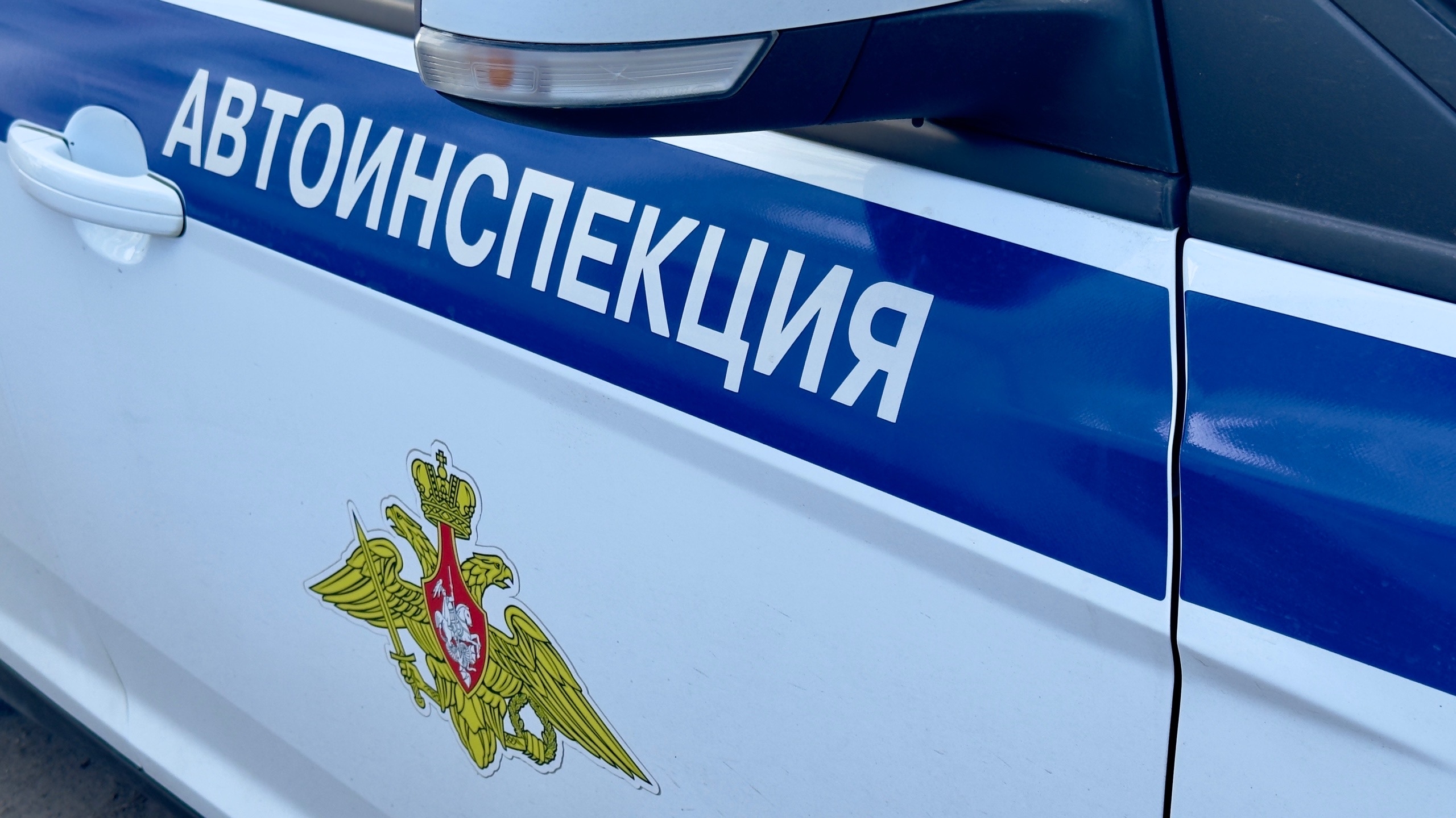 Автомобиль ГАИ на выезде