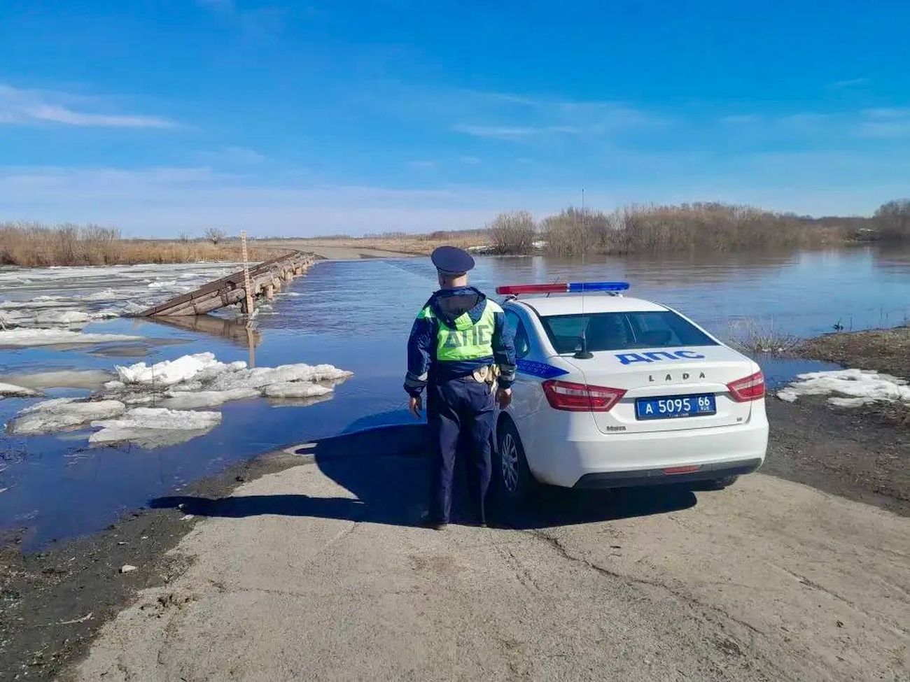 Затопленный из-за разлива мост