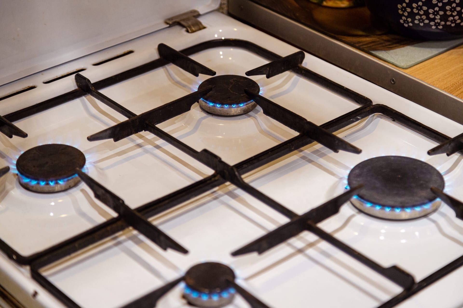 Включенная газовая плита