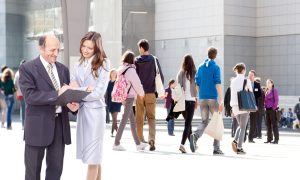 На улице толпа людей