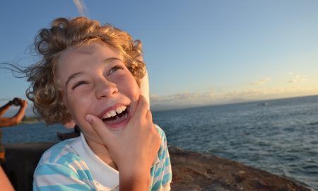 Мальчик улыбается