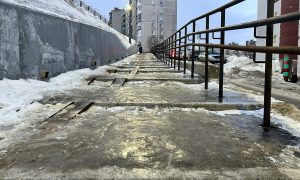 Обледеневший асфальт зимой